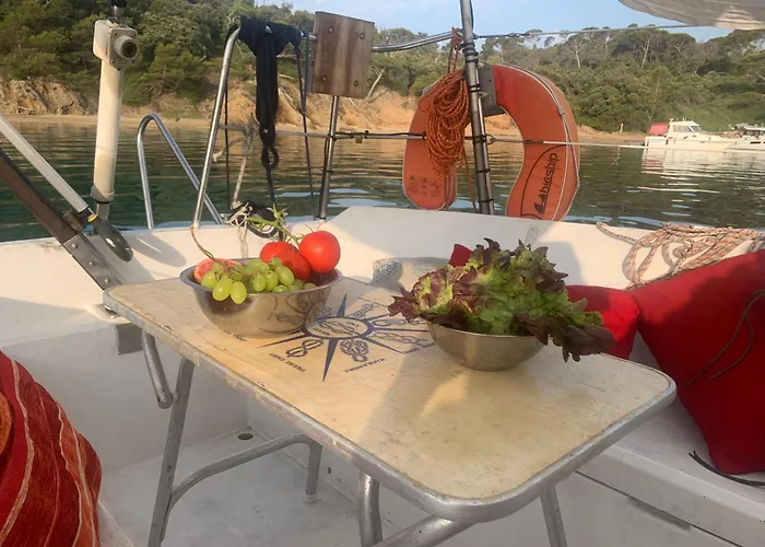 Voilier à Porquerolles Bateau-hôtel Hyères
